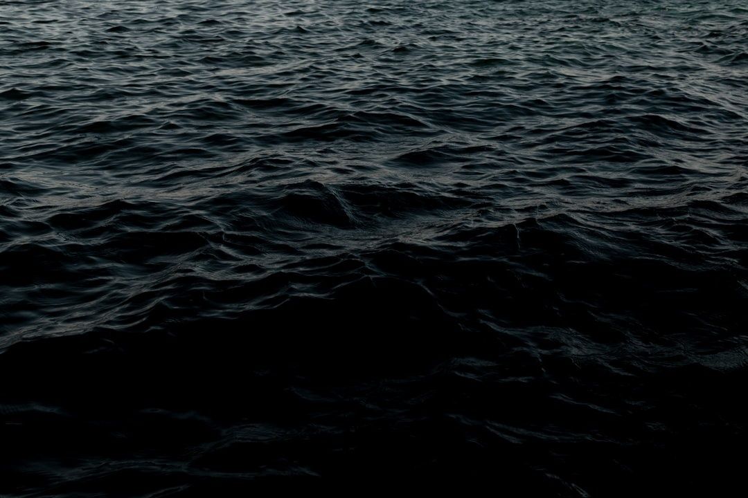 Donkere, golvende zee als mysterieuze achtergrond voor Bahamut