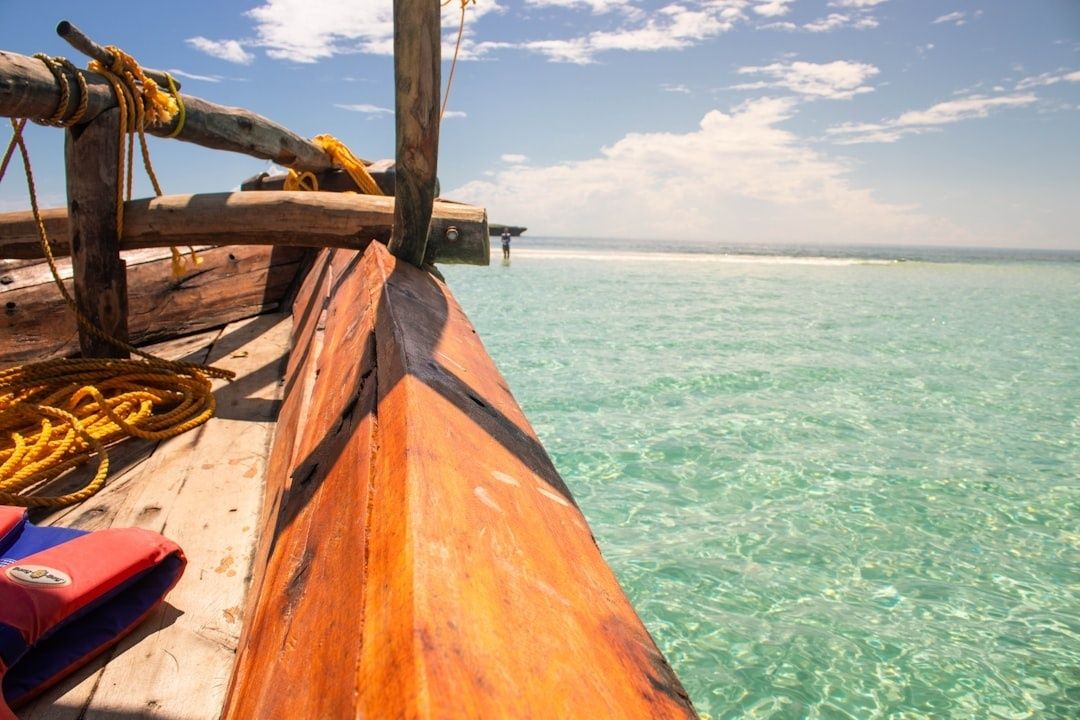 Houten dhow met touwen op helder tropisch zeewater